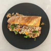 Vietnamilainen Banh Mi patonki broilerilla