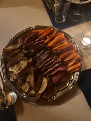 Naudansisäfileepihvi, kolikkoperunat ja porkkanat