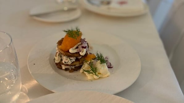 Grankulla Burger - upea yhdistelmä bliniä, skagenia ja mätiä burgerin muodossa